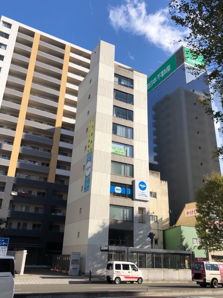 この建物がディーマークビルディングです。