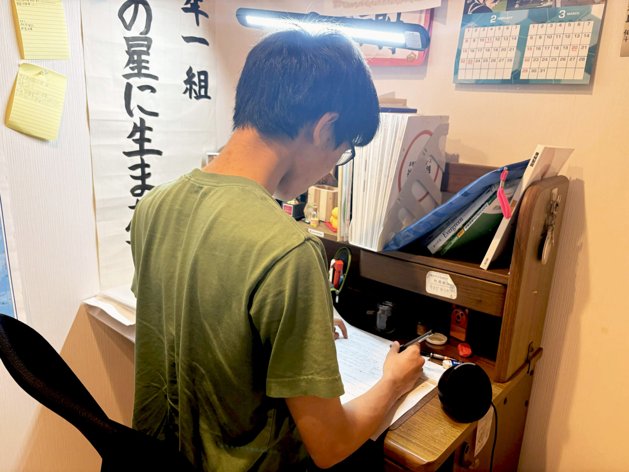 机に向かっている瀬島さん