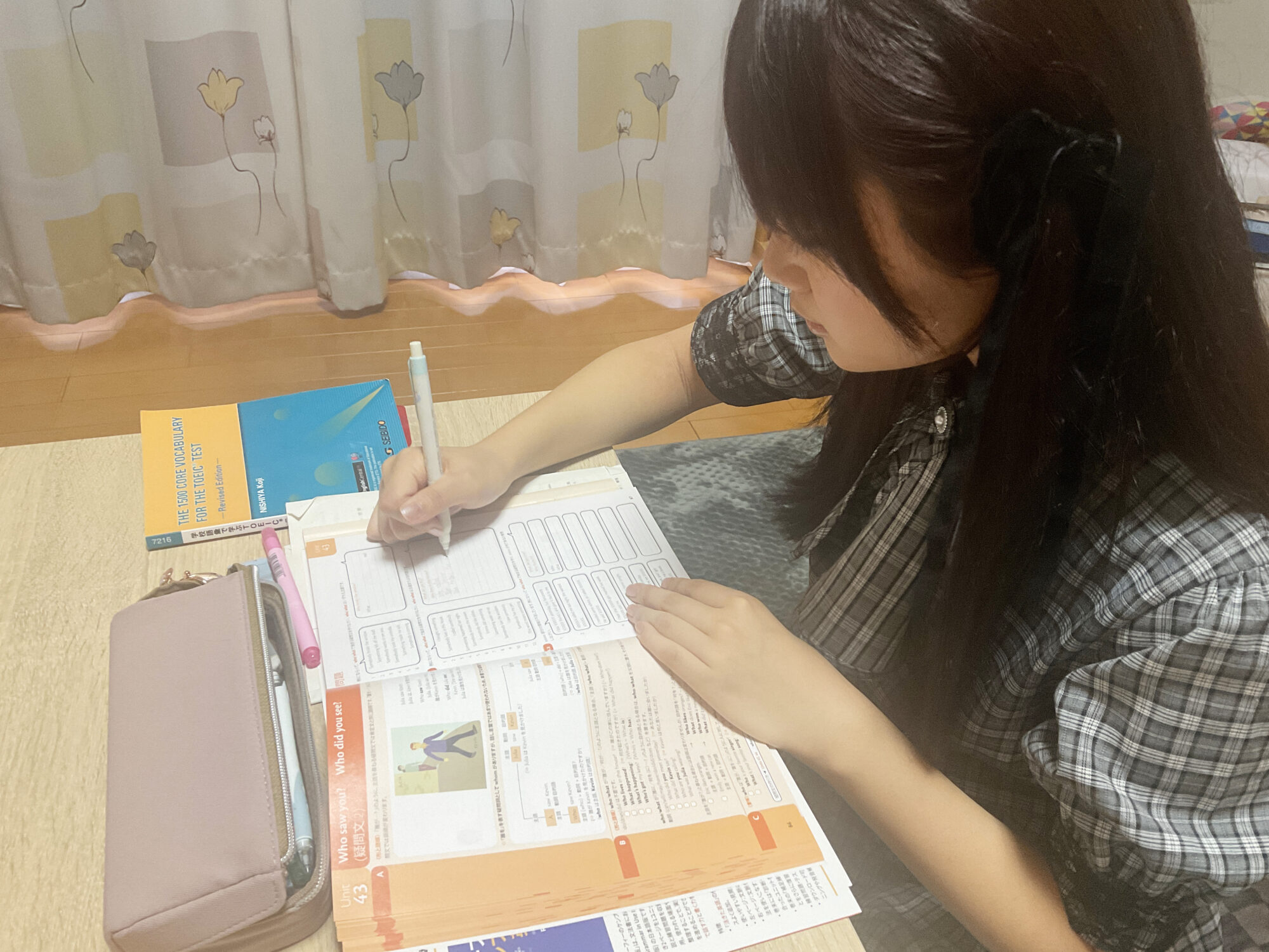 池田さんが机に向かい英語の学習をしている様子